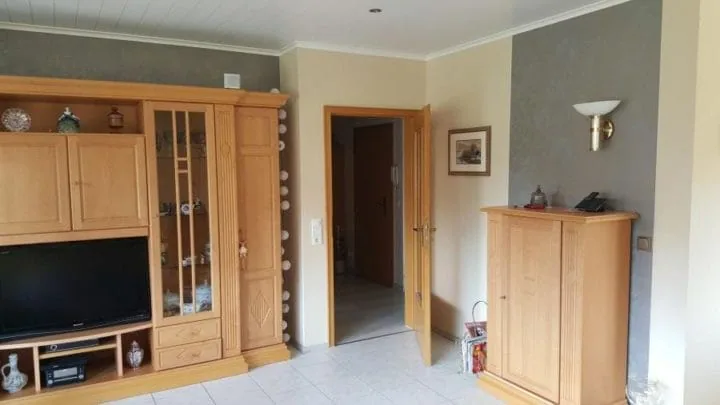 Weiß gespritzte Decke & tapezierte Wände