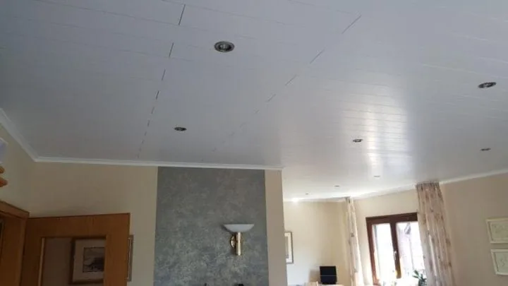 Weiß gespritzte Holzdecke mit tapezierten Wänden – Brühl