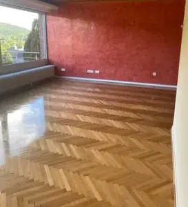 Sorgfältig restauriertes Fischgrätparkett – Geschliffen & mit Hartwachsöl veredelt.